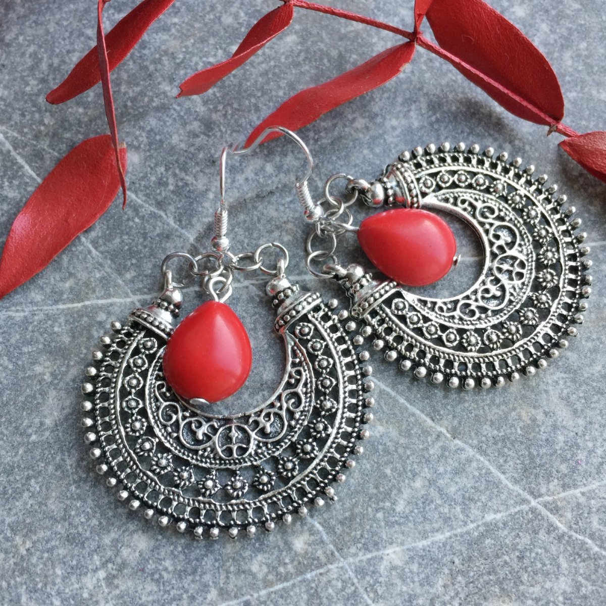 Filigránové kruhy s červenou kapkou