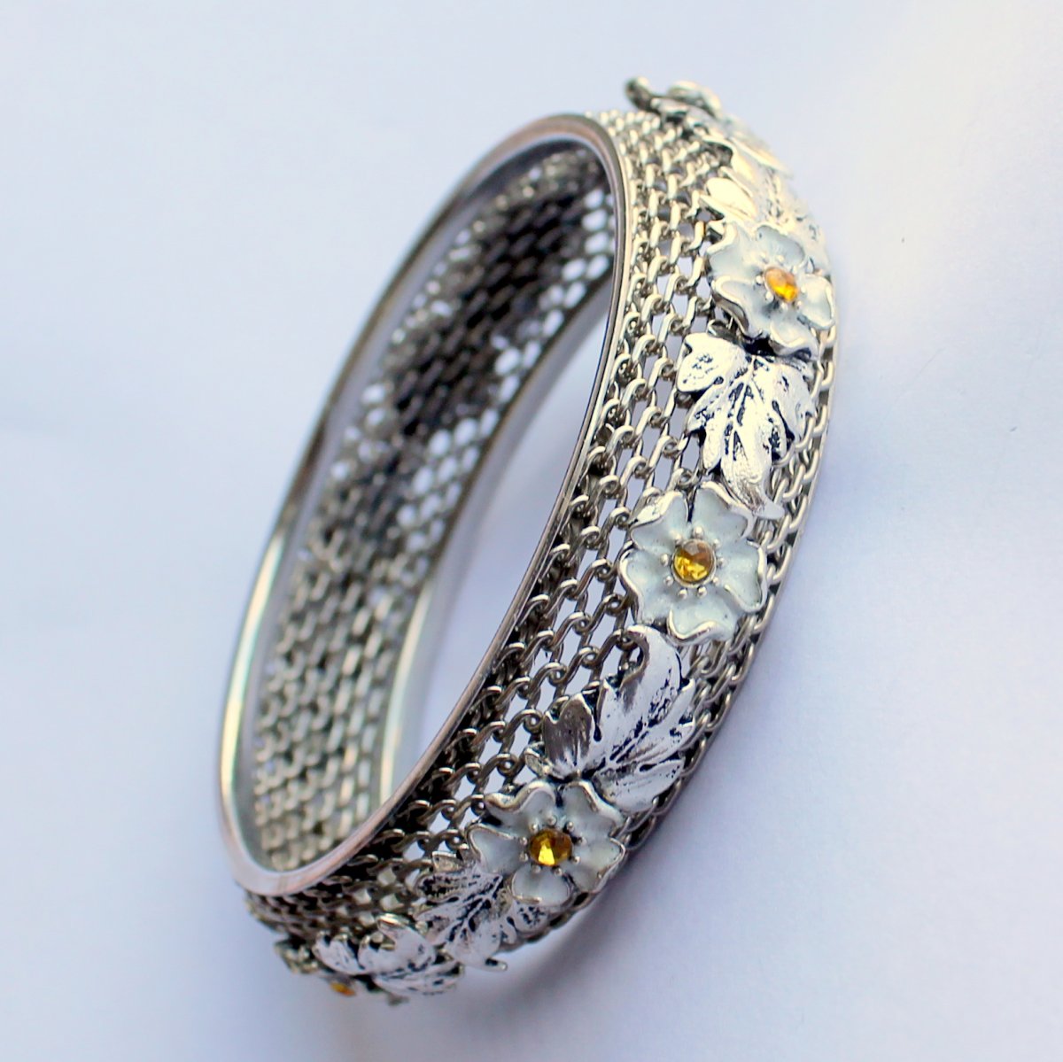 Elegantní kvetoucí náramek