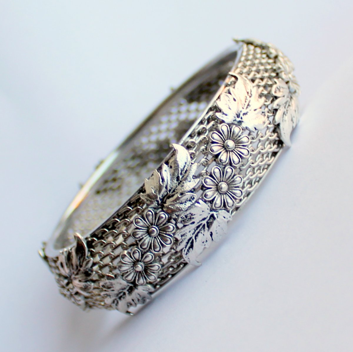 Elegantní kvetoucí náramek