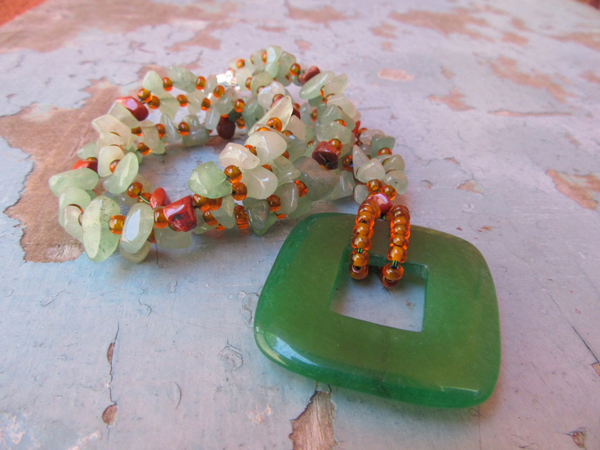 Náhrdelník z jadeitu s achátovou plackou