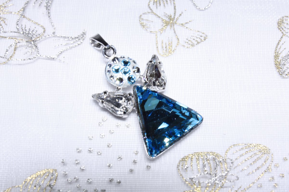 Modrý andílek s velkým kamenem