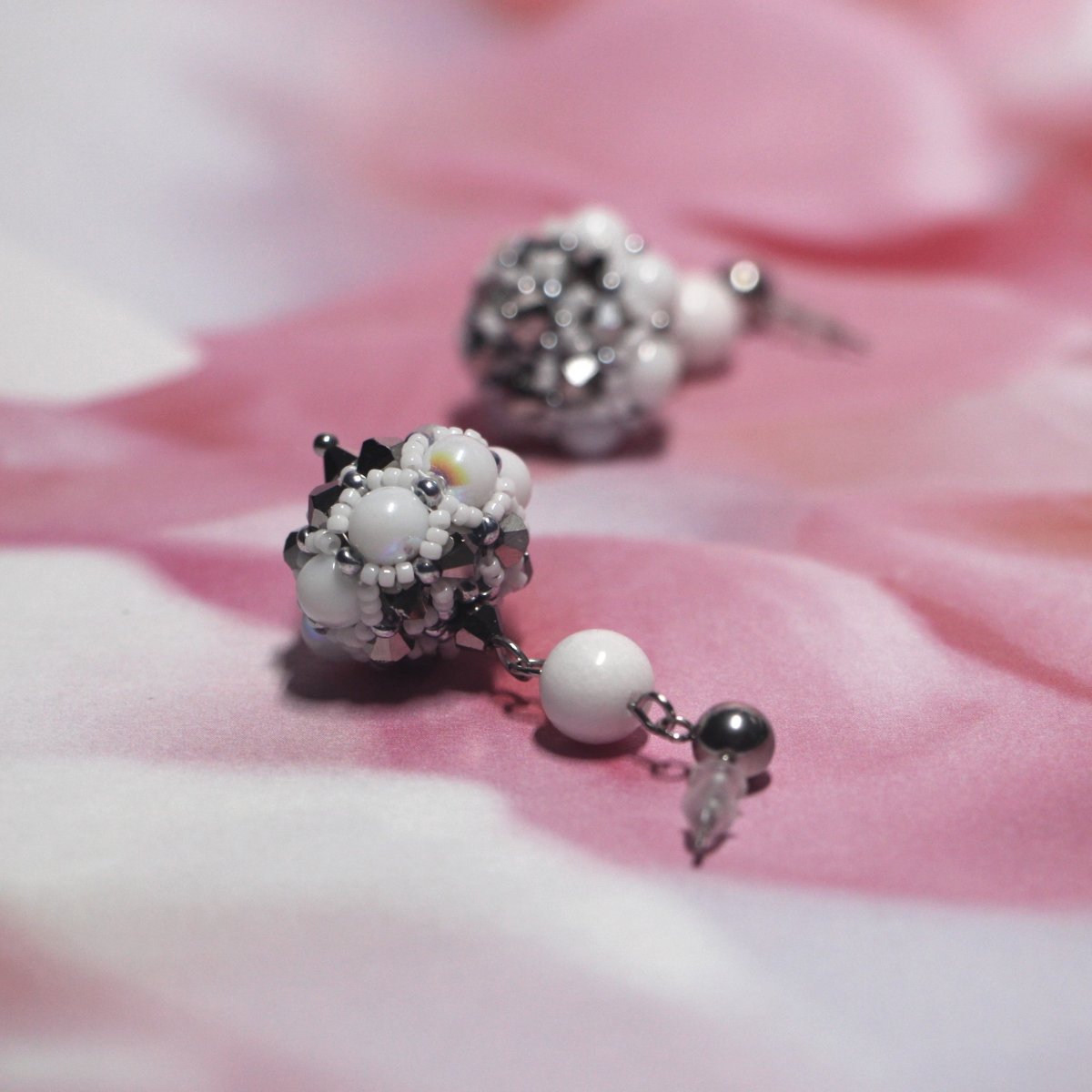 Panenské, bílé, šité náušnice