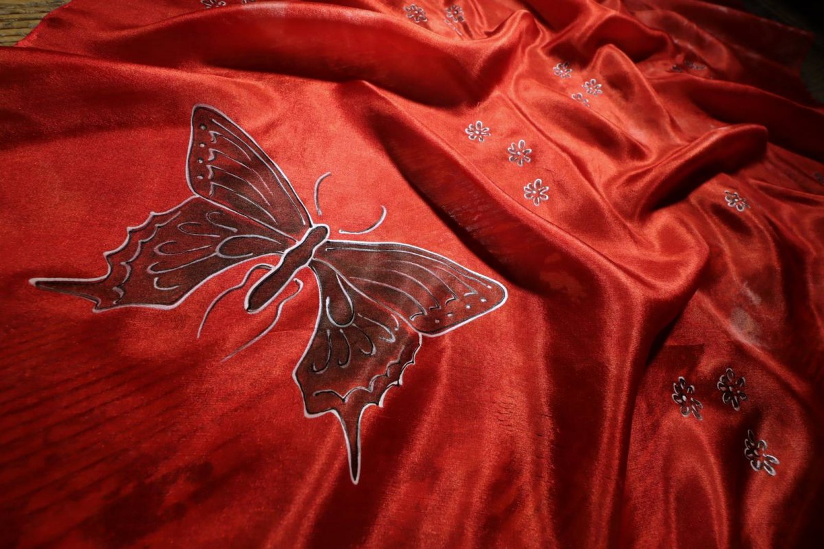 Motýl - červený hedvábný šátek