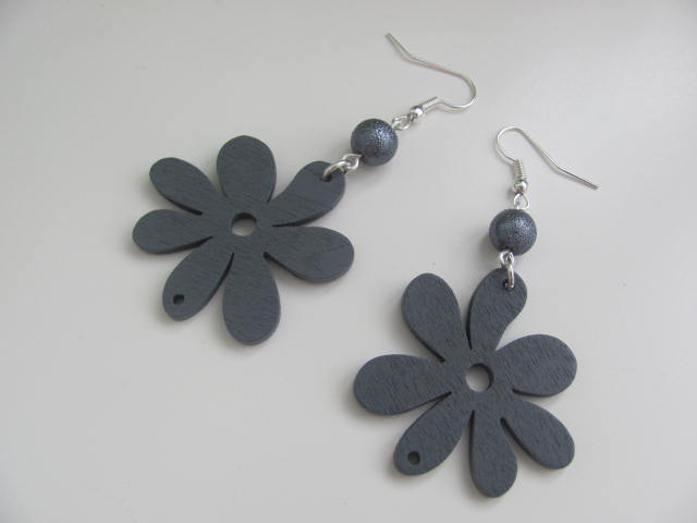 Náušnice dřevěné kvítky veliké šedé