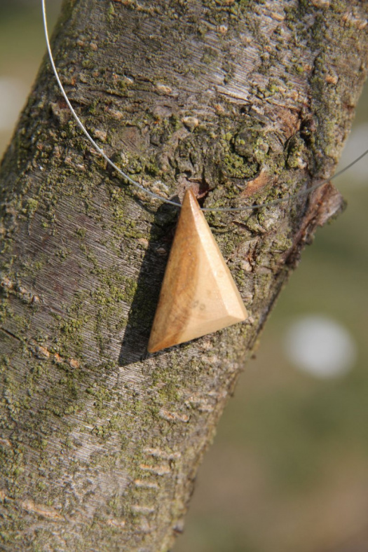 Přívěsek z lipového dřeva Dvoubarevný trojúhelník