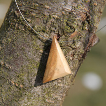 Přívěsek z lipového dřeva Dvoubarevný trojúhelník