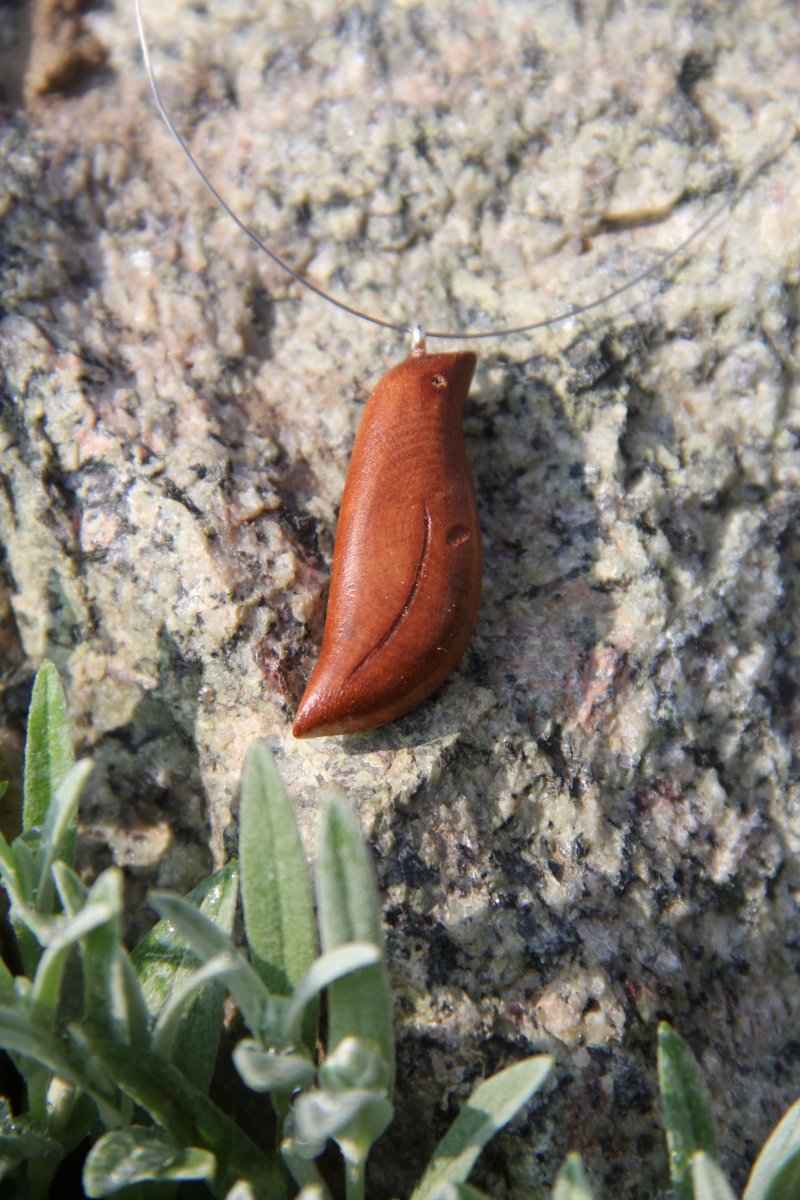 Přívěsek z lipového dřeva Ptáček zpěváček tmavý