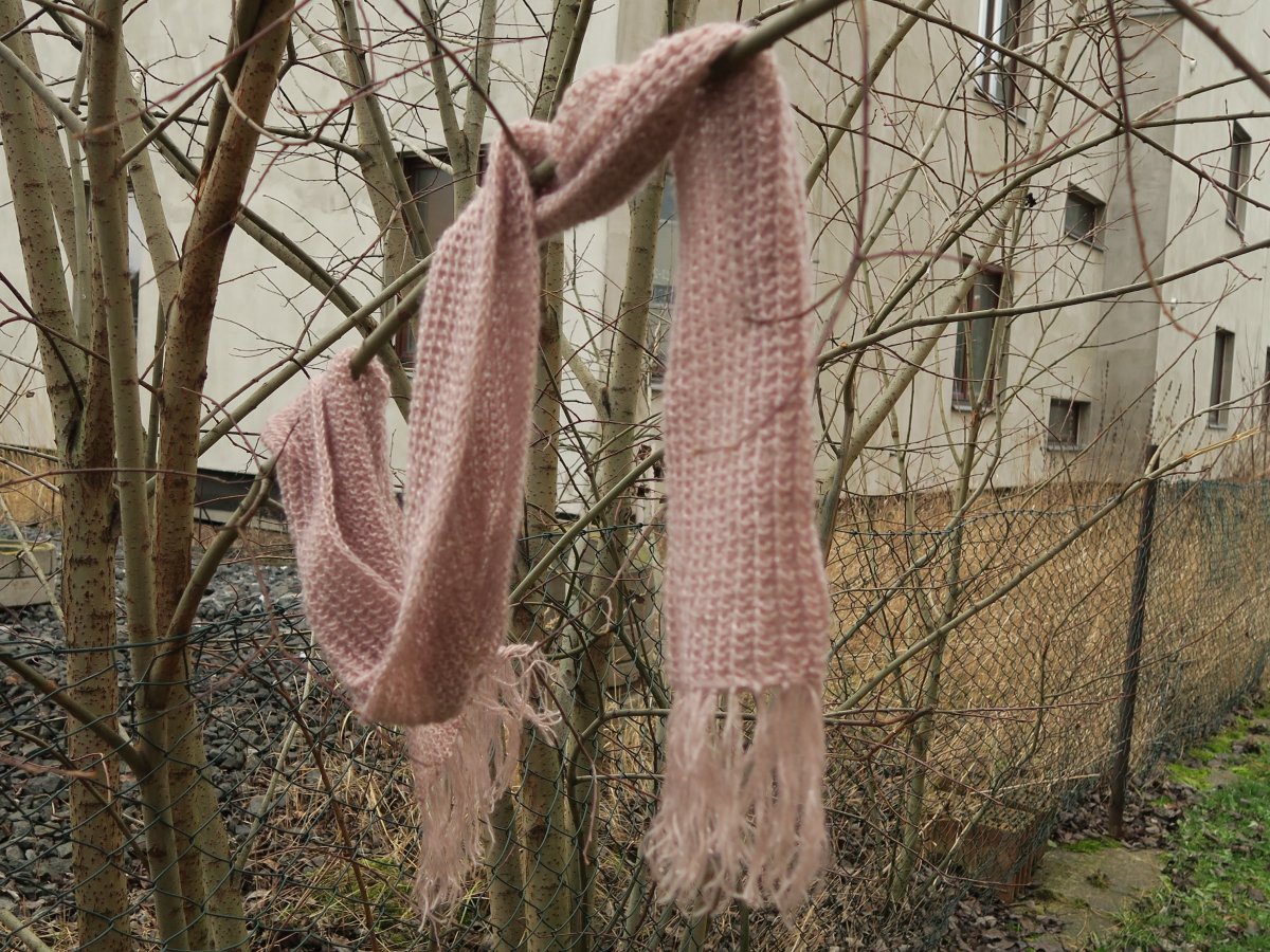 SPOLEČENSKÁ ŠÁLA V BARVĚ TŘPYTIVÉHO NUGÁTU