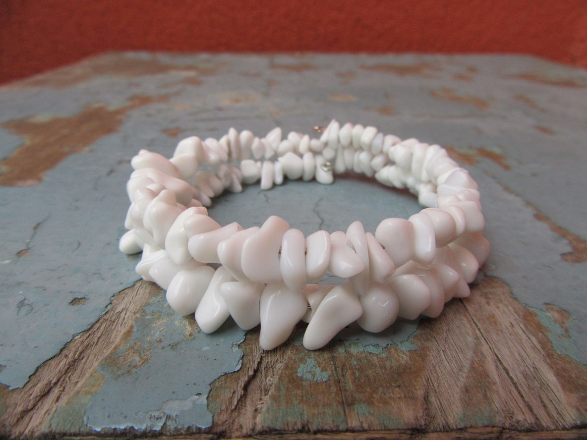 Náramek z bílé perleti