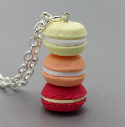 barevné makronky na krk