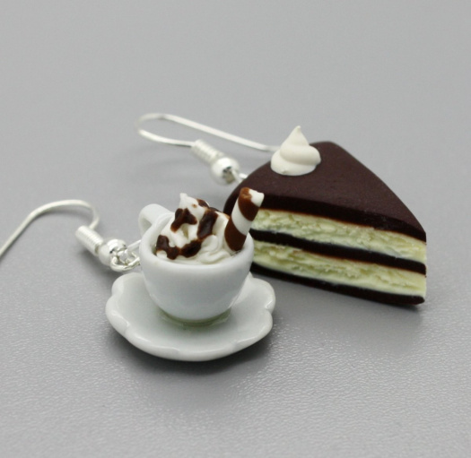 čokoládový dort a káva