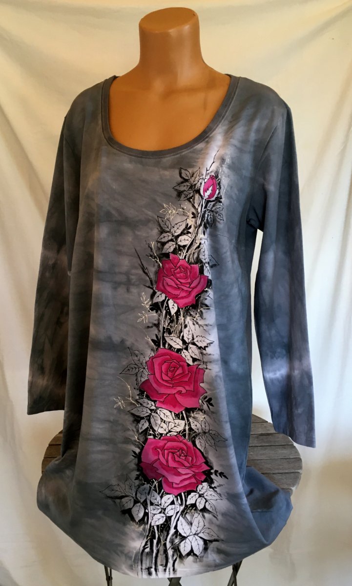 Šedé šaty s růžemi