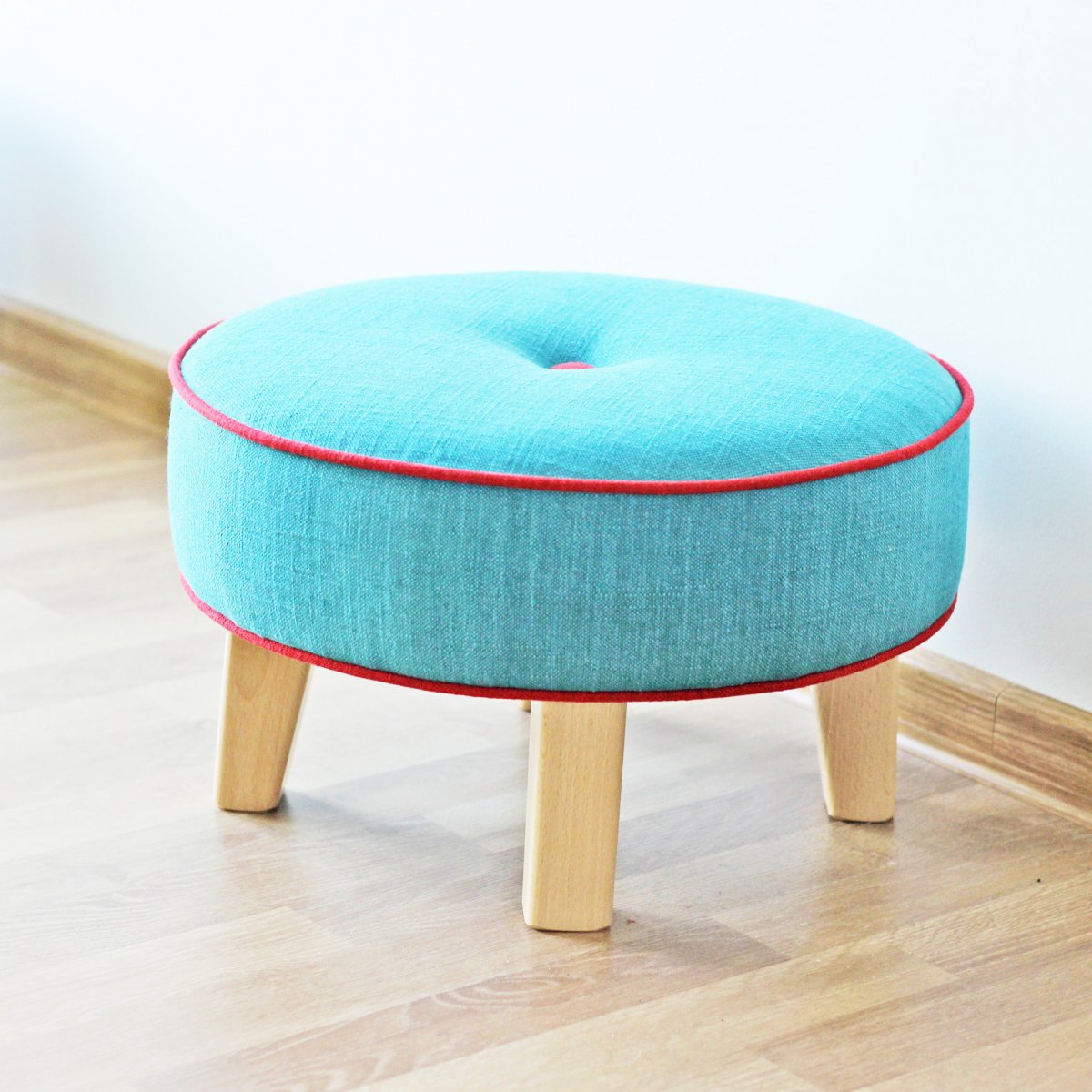 Taburet tyrkysový s červenou