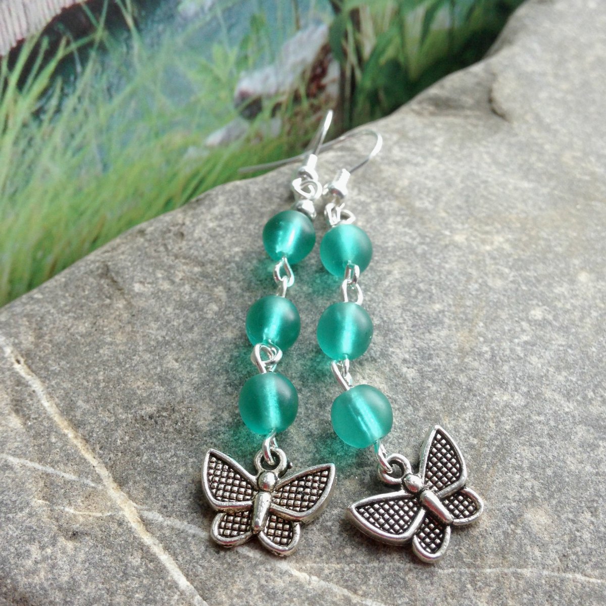 Smaragdové náušnice s motýlkem