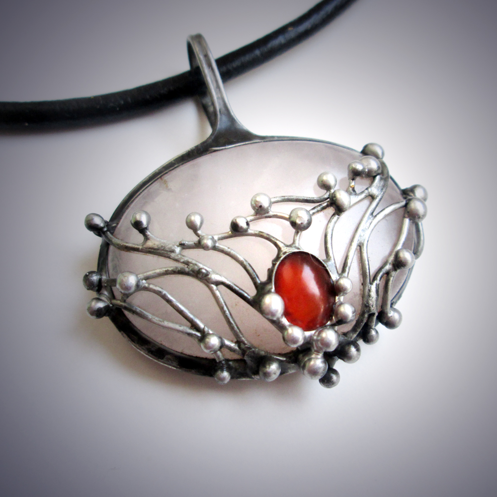 Růženín s karneolem