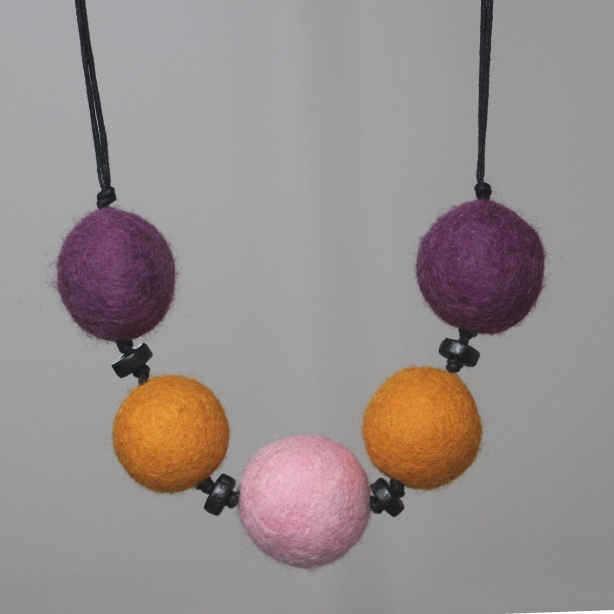 Náhrdelník - s korálky a uzlíky