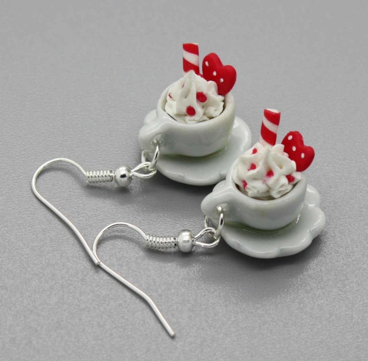 kávové hrníčky dozdobené srdíčky .. káva