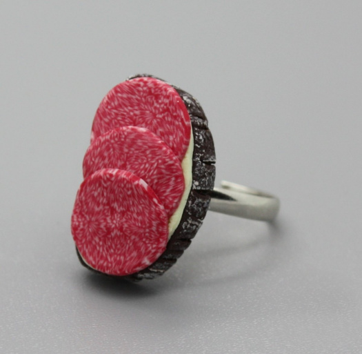 chleba se salámem  na prst