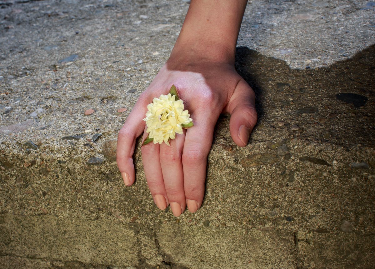 světle žluťoučký chundelatý prstýnek