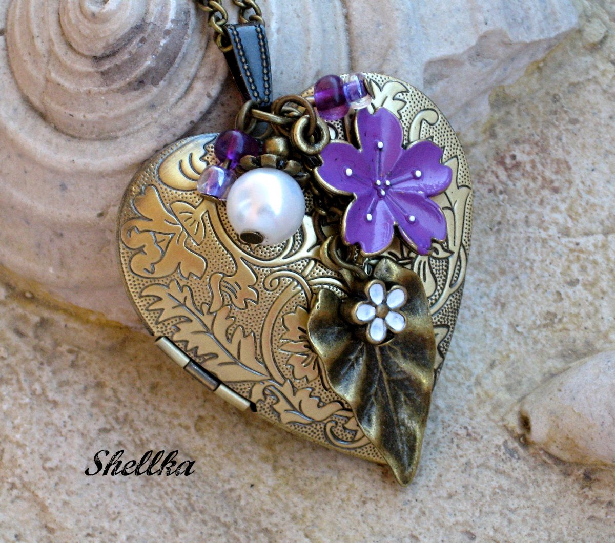 Medailonek ,,DELICATE FLOWERS,, tm.fialové