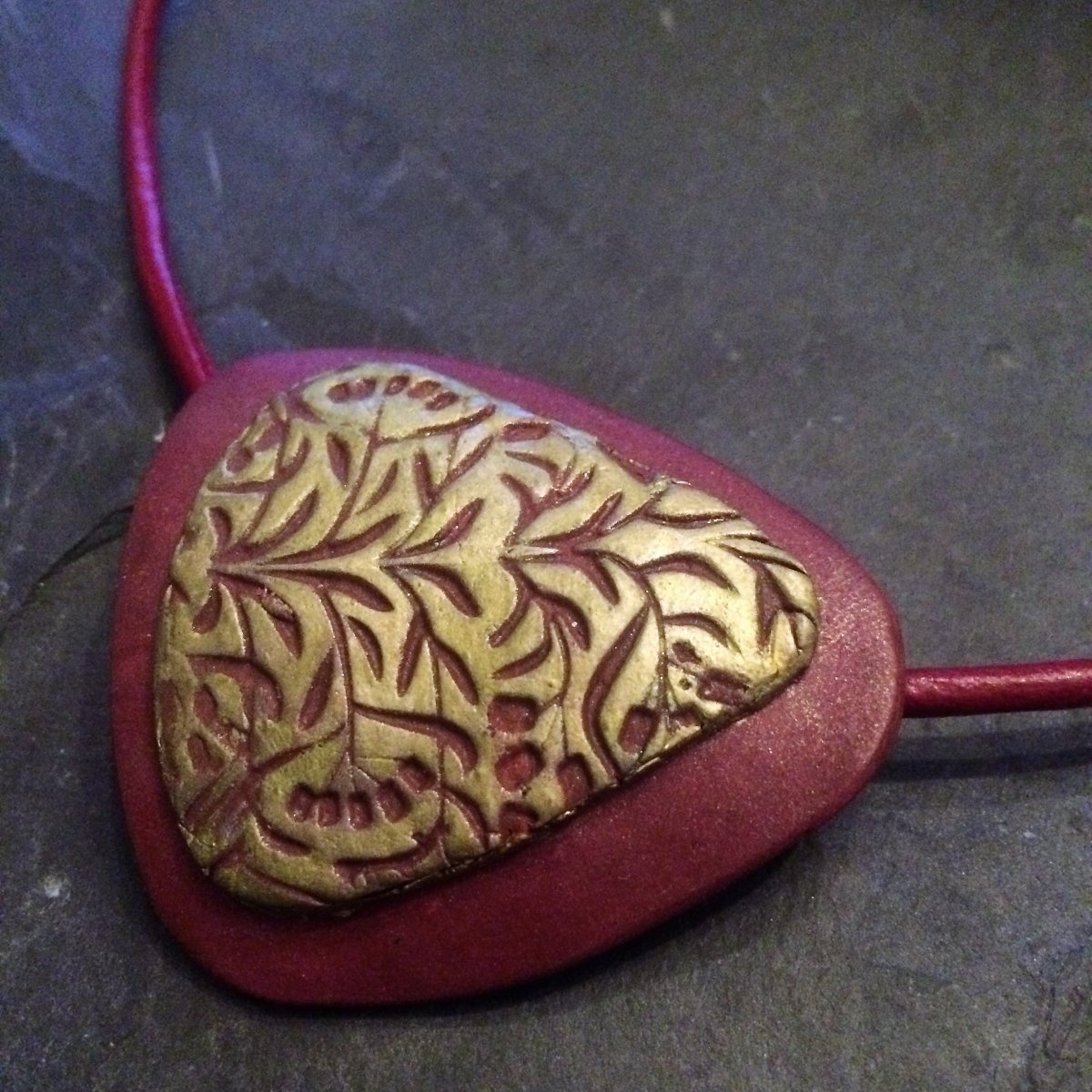 Přívěsek vínová se zlatou