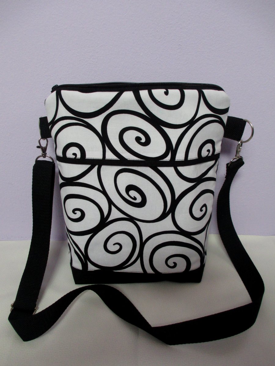 Kabelka- černá kola