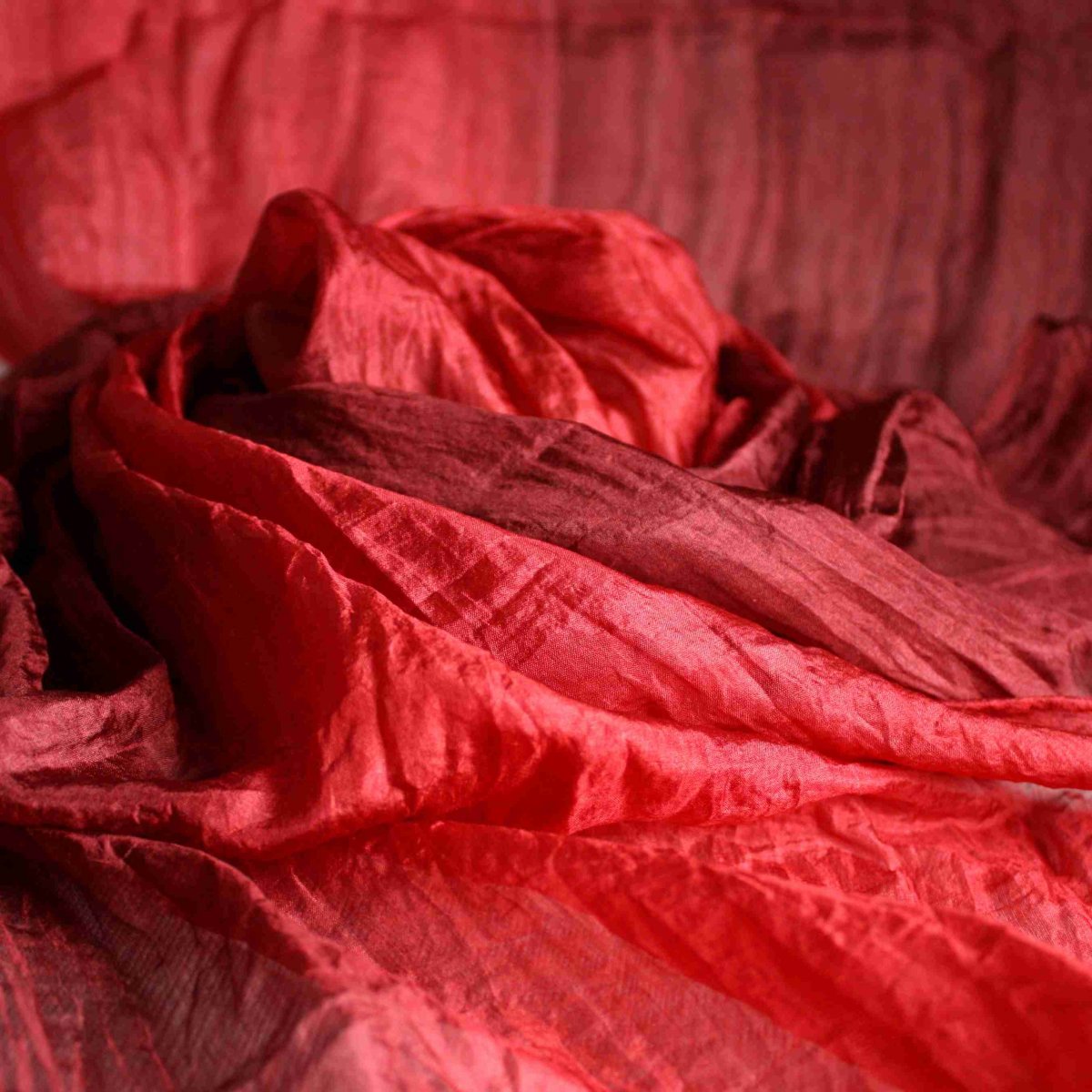 vrapovaná hedvábná šála červená