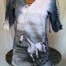 Šedé prostříhané tričko s koněm