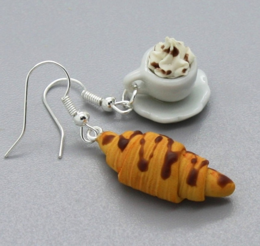 croissant a káva se šlehačkou