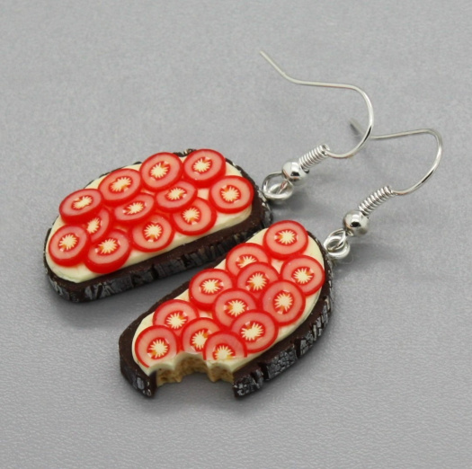  chléb s máslem a rajčaty :-)  nakousnutý