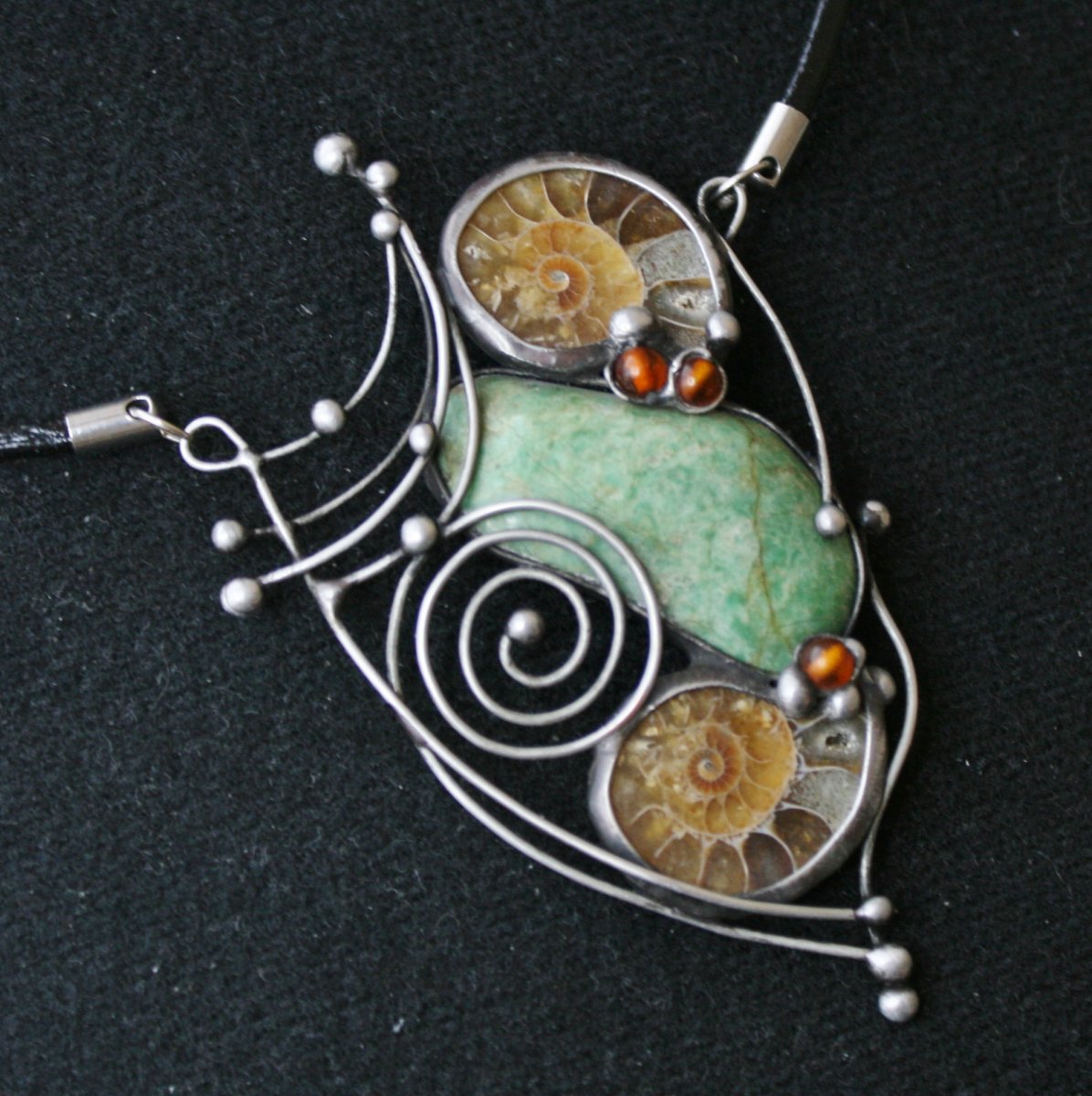 Dávné časy - jaspis zelený, amonity  