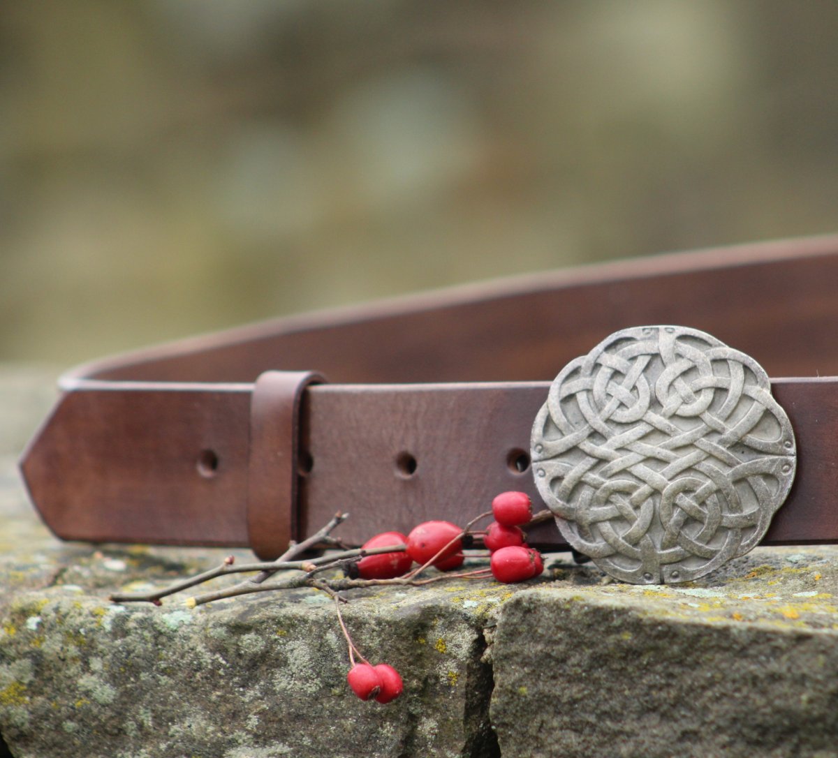 Hnědý opasek s ozdobnou sponou