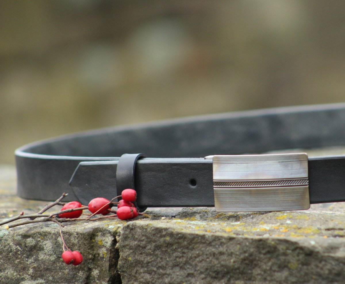 Šedivý strakatý opasek s plnou sponou