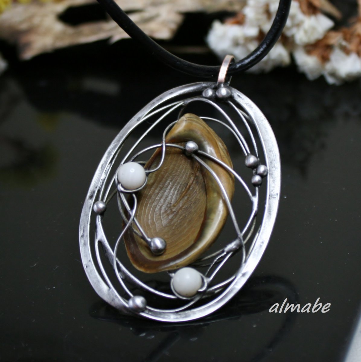 Z hlubin (mušle a perleť)