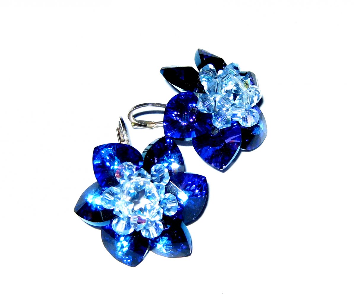 Květina ze SWAROVSKI srdíček.