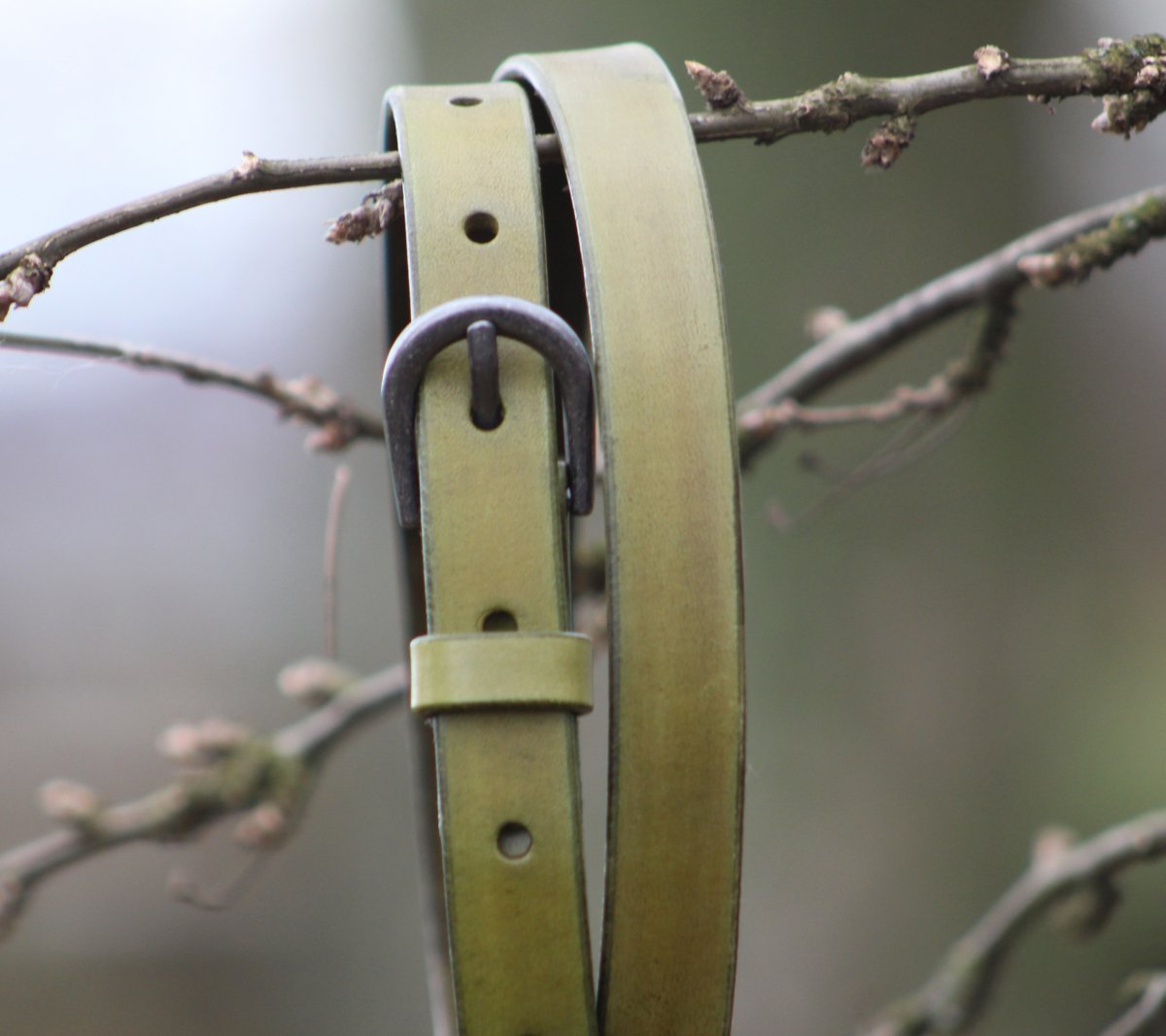 Tenký dámský kožený opasek zelený