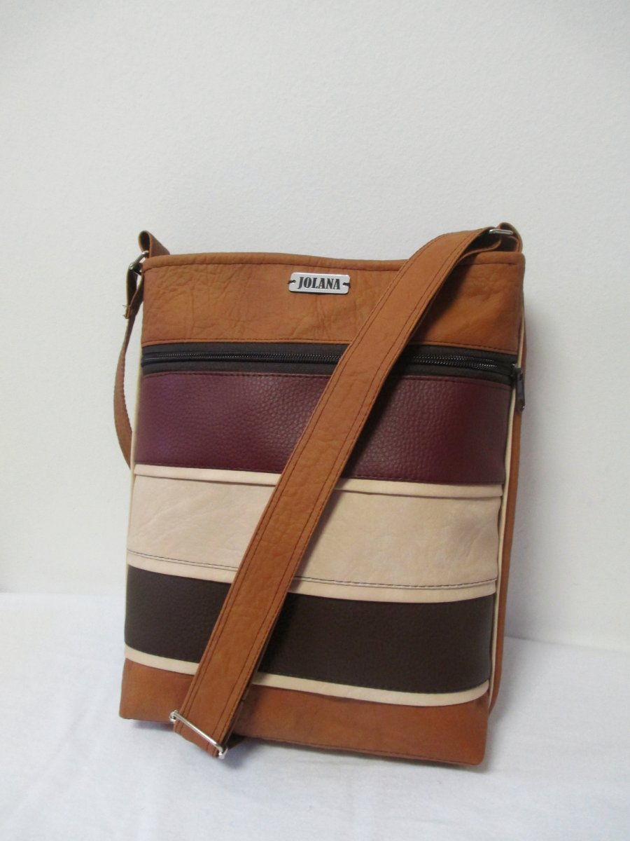 kabelka - hnědé pruhy s kapsou na PD