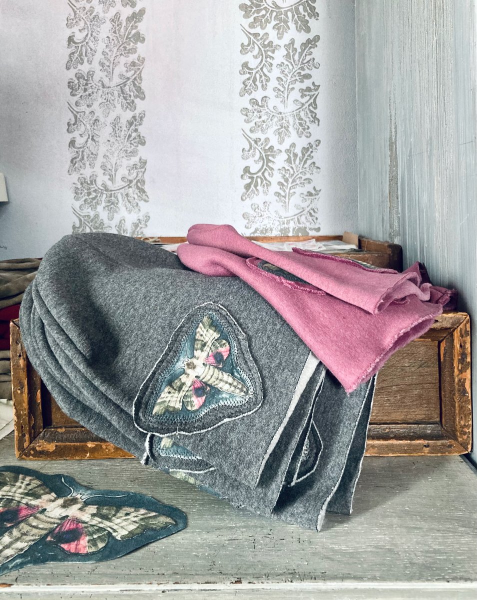 "Zachumlaná křídla - gray"