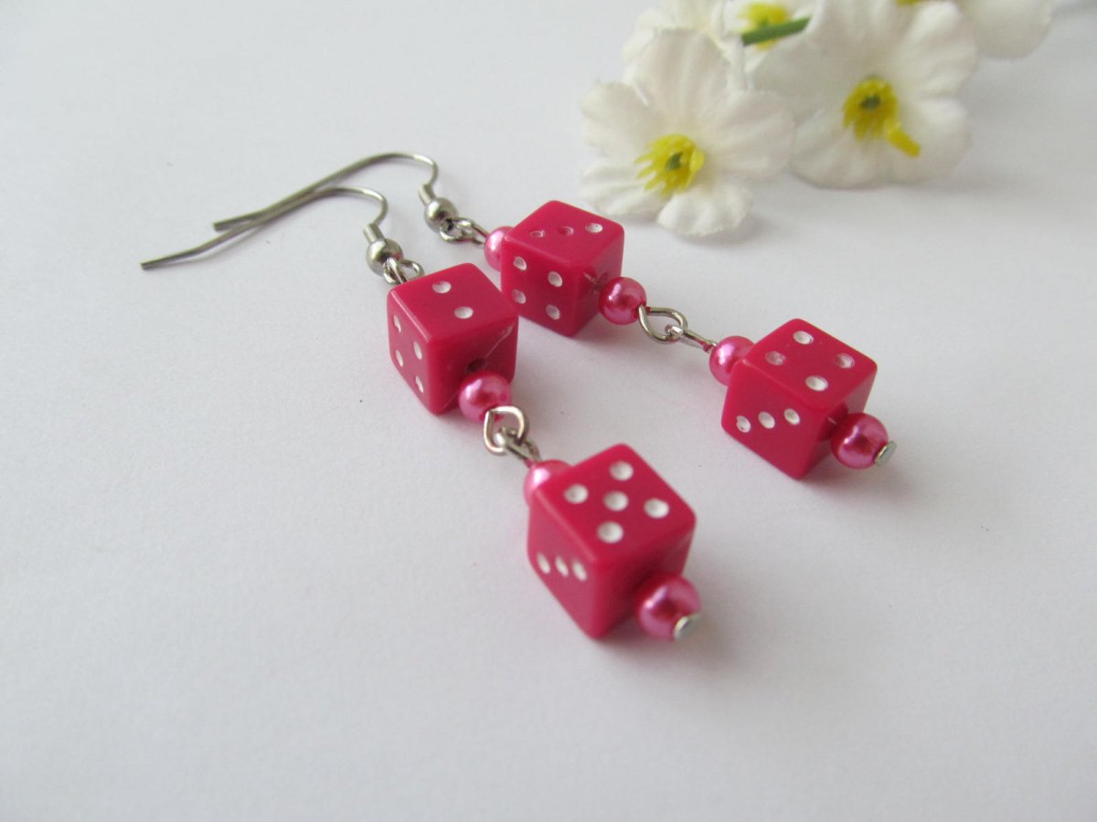 Náušnice-Tmavě růžové kostky na chirurgickém háčku 