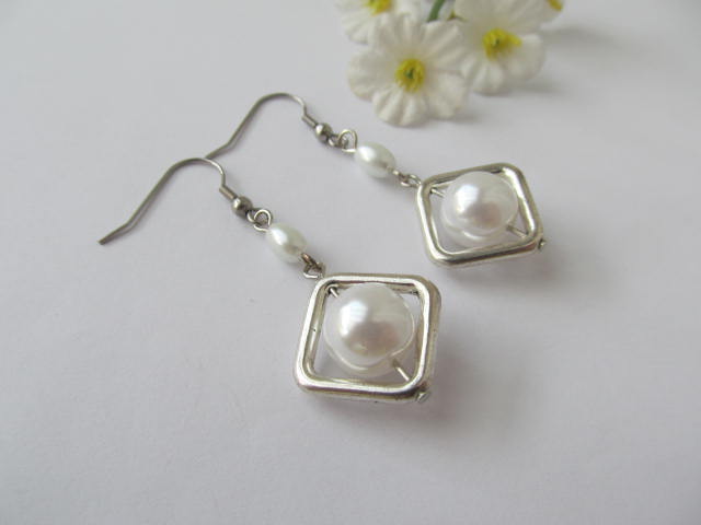 Náušnice-Čtverec s bílou na chirurgickém háčku 