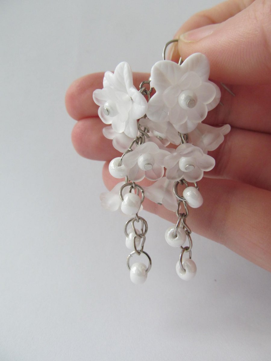 Náušnice-Bílé květy na chirurgickém háčku   