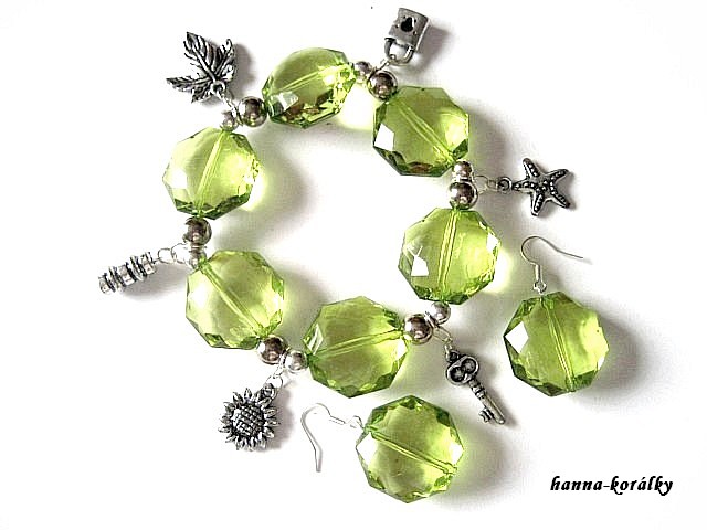 Pružný náramek s přívěsky a náušnice - zelený