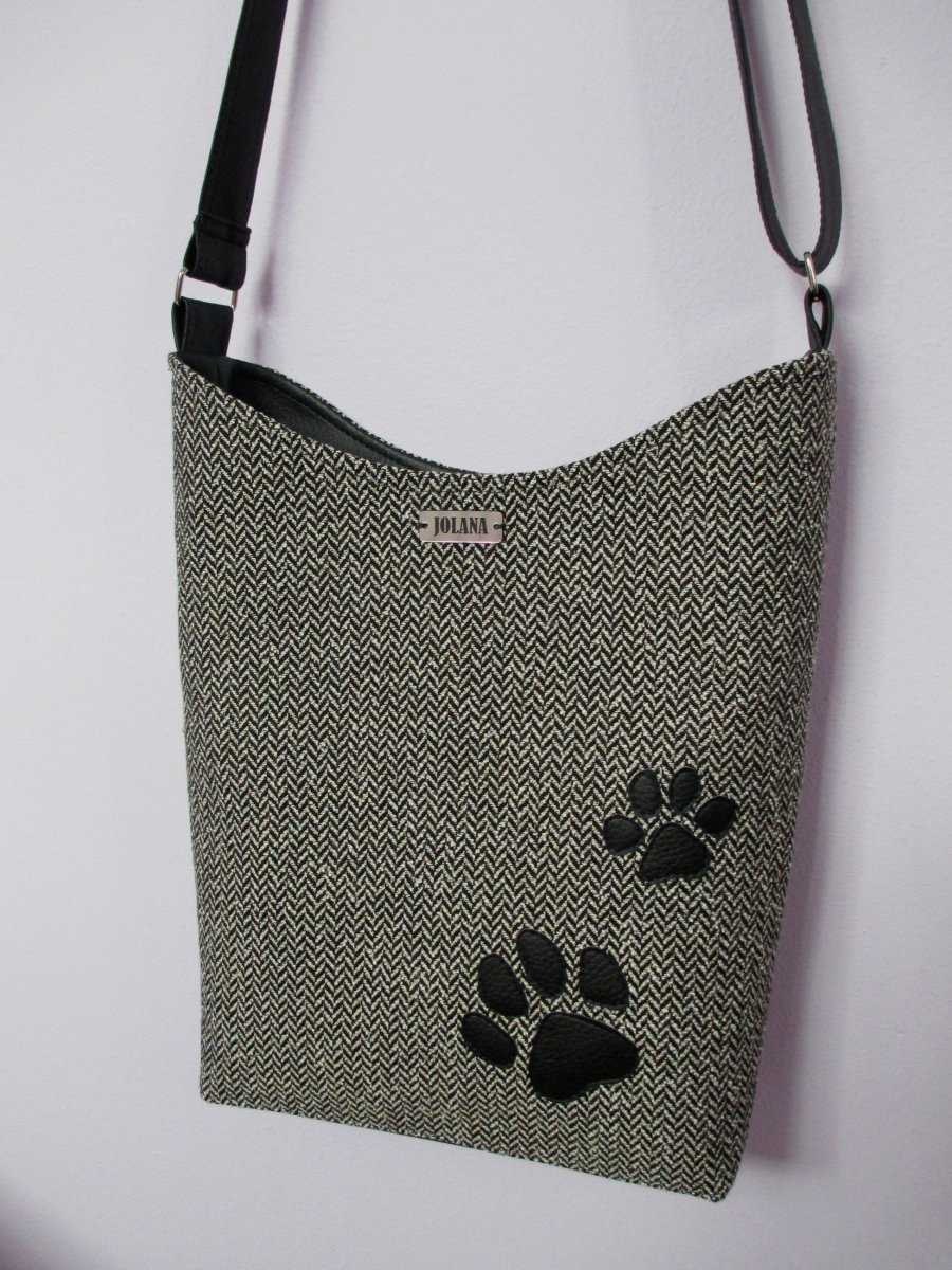 Kabelka s aplikací tlapiček