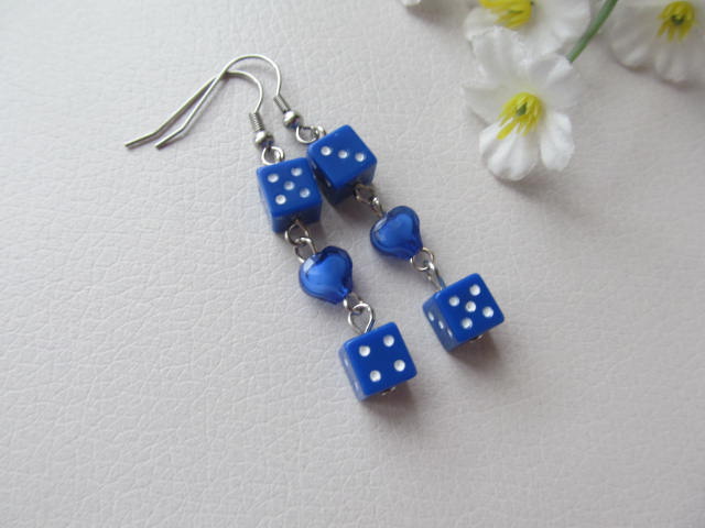 Modré kostičky na chirurgickém háčku