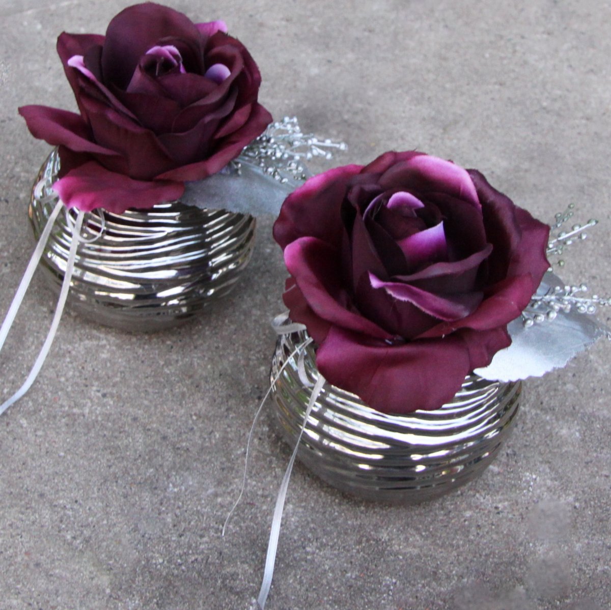Růže v odstínu bordo v metalické kouli_dekorace na stůl