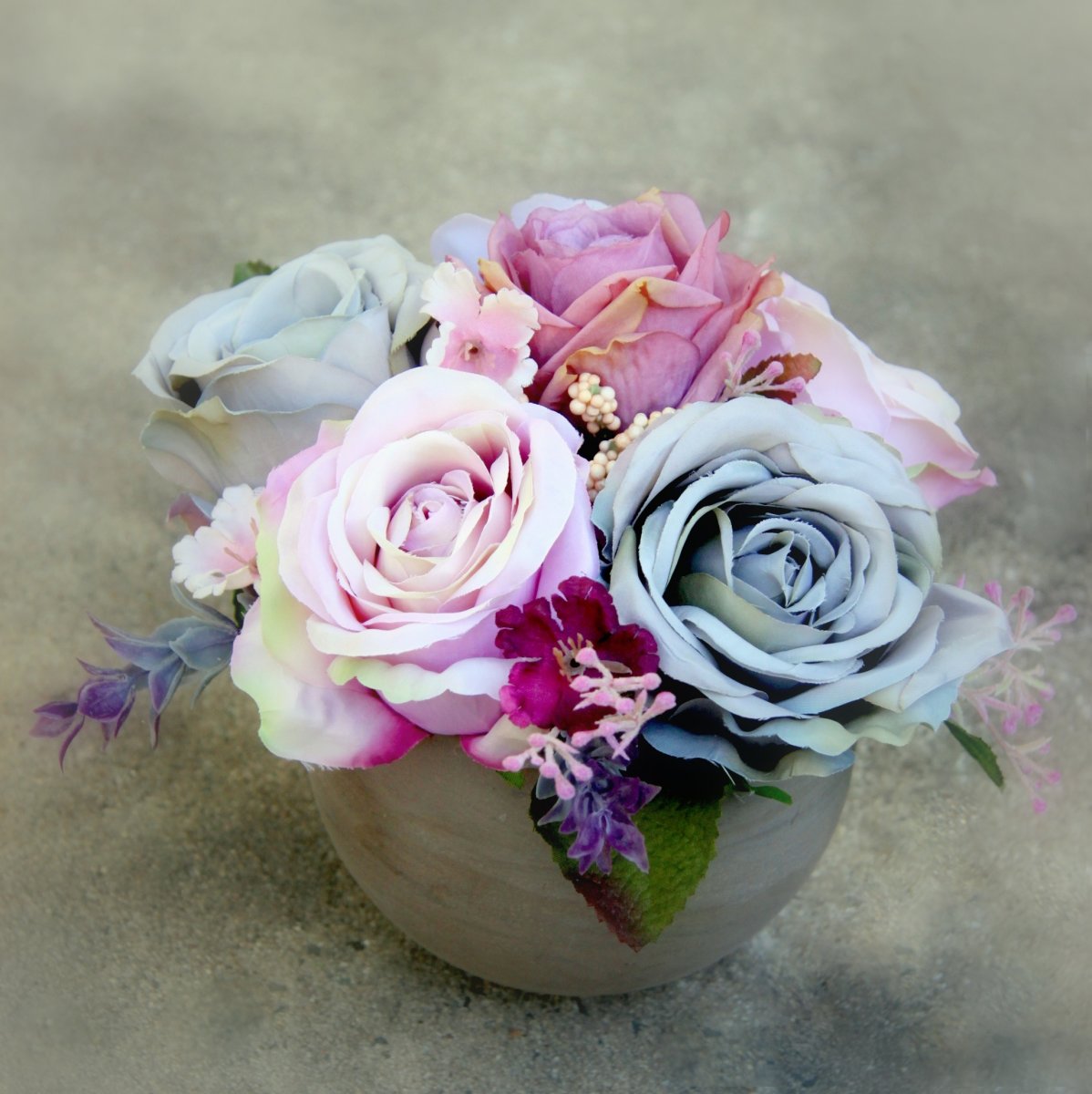 Kytice růží Klára v kamenné kouli_dekorace na stůl