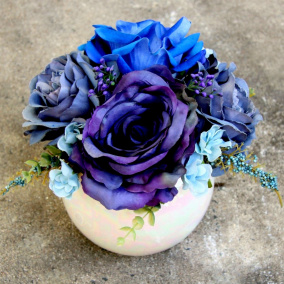Modrá kytice růží v keramické kouli_dekorace na stůl