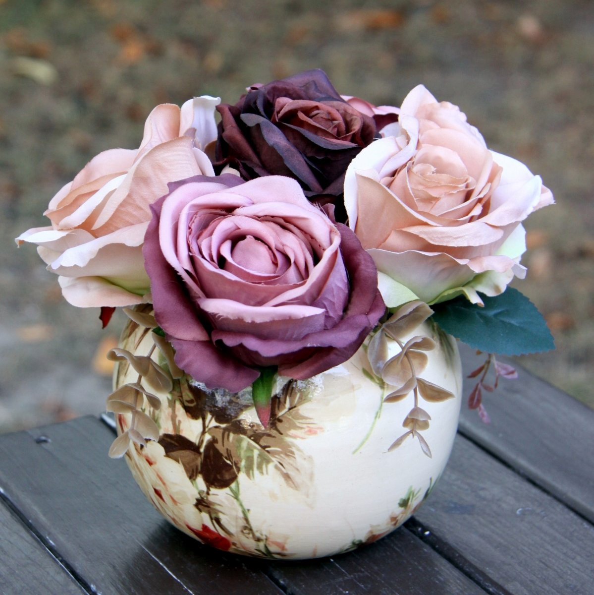 Kávové růže v keramické kouli_dekorace na stůl