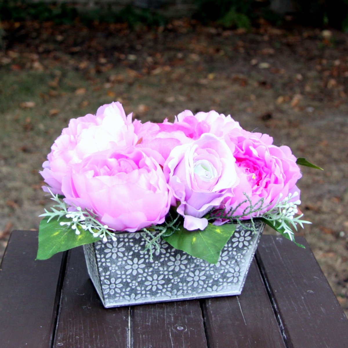 Dekorace na stůl_Truhlík plný pivoněk