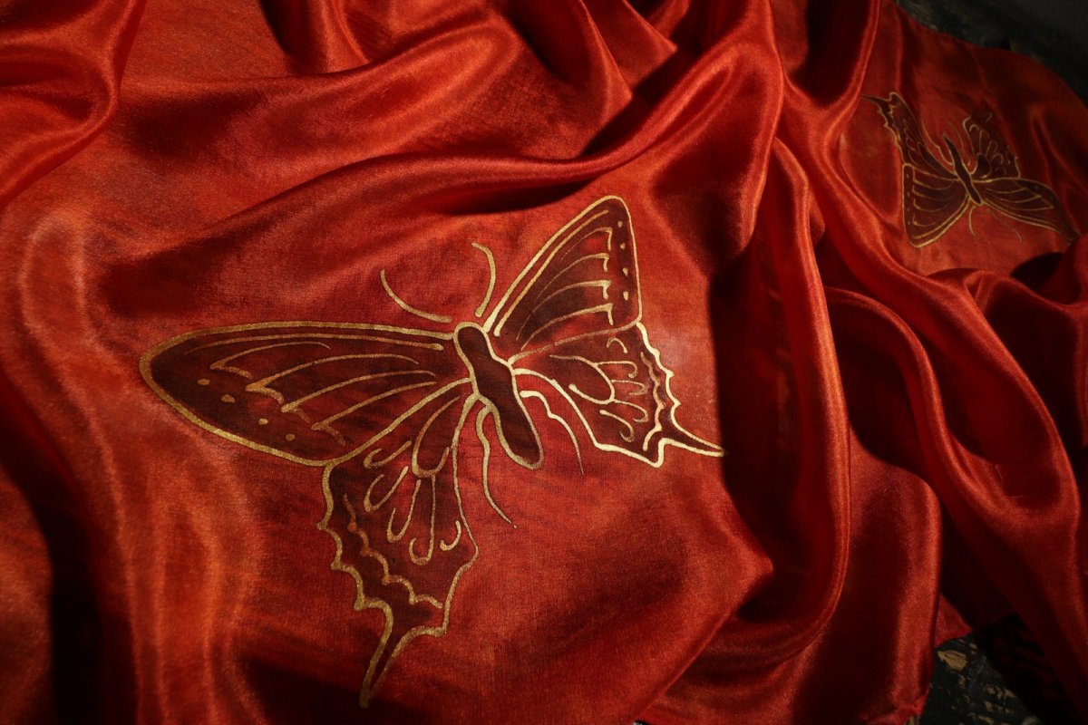 Motýli - červený hedvábný šál